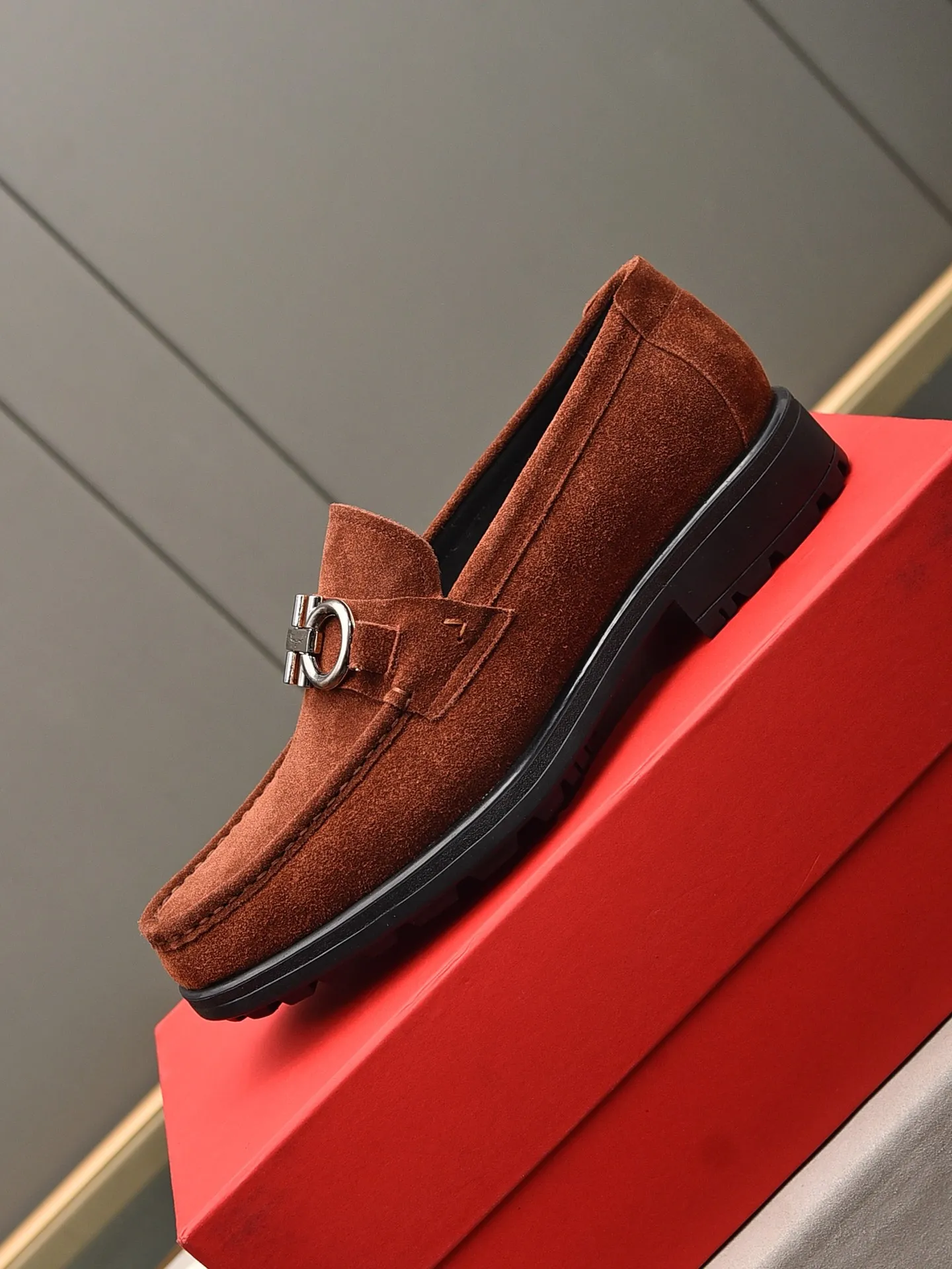 Men's shoes 💰: 500 Brand: Ferragamo Size: Men's size 38/44 (45 can be customized) Grade: Same style as the official website High-end quality men's shoes Material: Original first-layer calfskin Water-dyed cowhide lining Original outsole Style categories: Men's fashionable formal business casual leather shoes Slip-on men's shoes high-top series Young fashion European and American trends British style Casual matching Comfortable feet